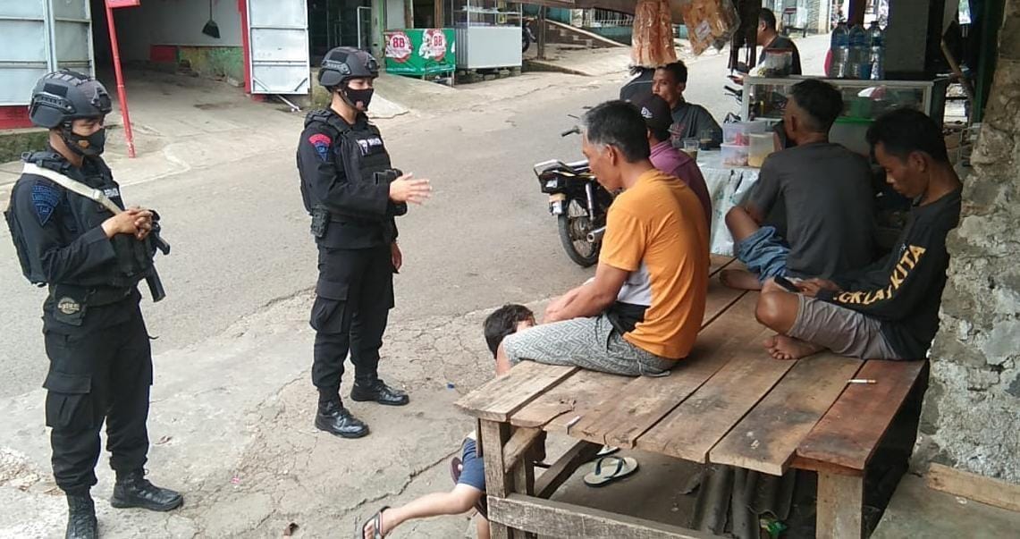 Patroli Penanganan Covid-19 Brimob Jabar Berikan Wawasan Tentang Prokes Kepada Masyarakat Cianjur