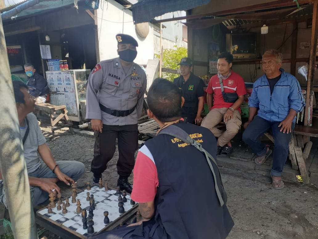 Brimob Jabar Himbau Warga Untuk Patuhi Prokes Dan Kurangi Kegiatan Diluar Rumah