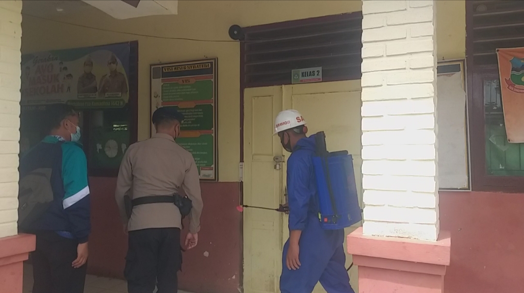 Brimob Jabar Laksanakan Penyemprotan Disinfektan di SDN 2 Sukatani ke Cilawu Garut