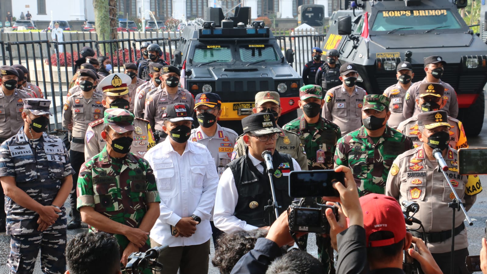 Dansat Brimob Polda Jabar Ikuti Apel Gelar Pasukan Ops Lilin Lodaya 2021 Depan Gedung Sate Bandung