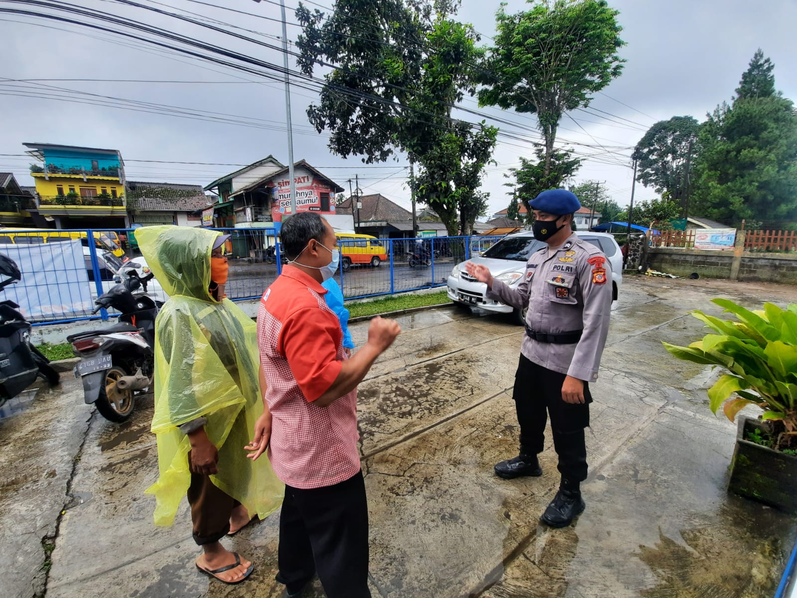 Penanganan Covid-19 Personel Brimob Jabar Sambangi Masyarakat Lembang Berikan Himbauan Prokes