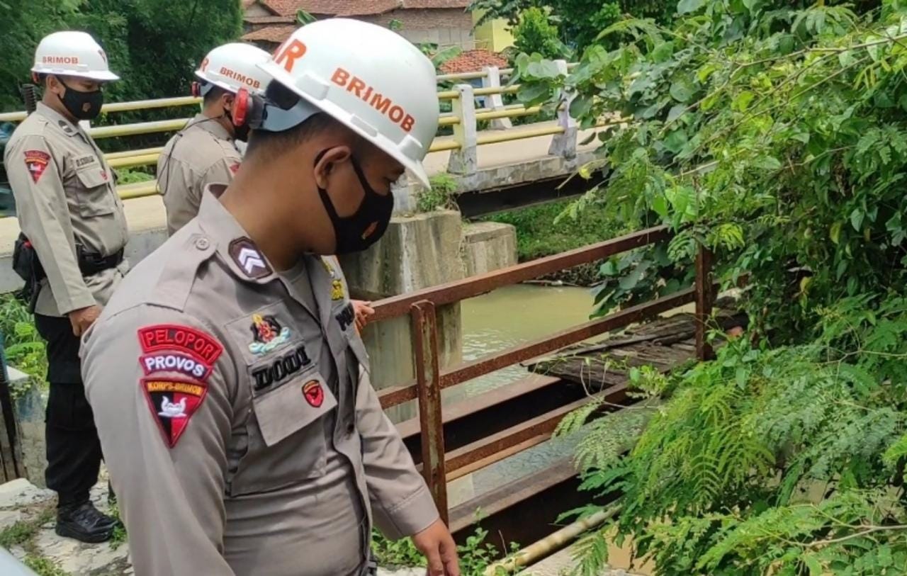 Brimob Jabar Lakukan Pengecekan Rutin Di Pintu Air Antisipasi Bencana Banjir