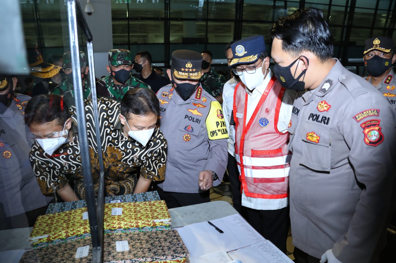 Tinjau Bandara Soetta H-1 Natal, Kapolri Minta Pengawasan Ketat Masa Karantina PPI