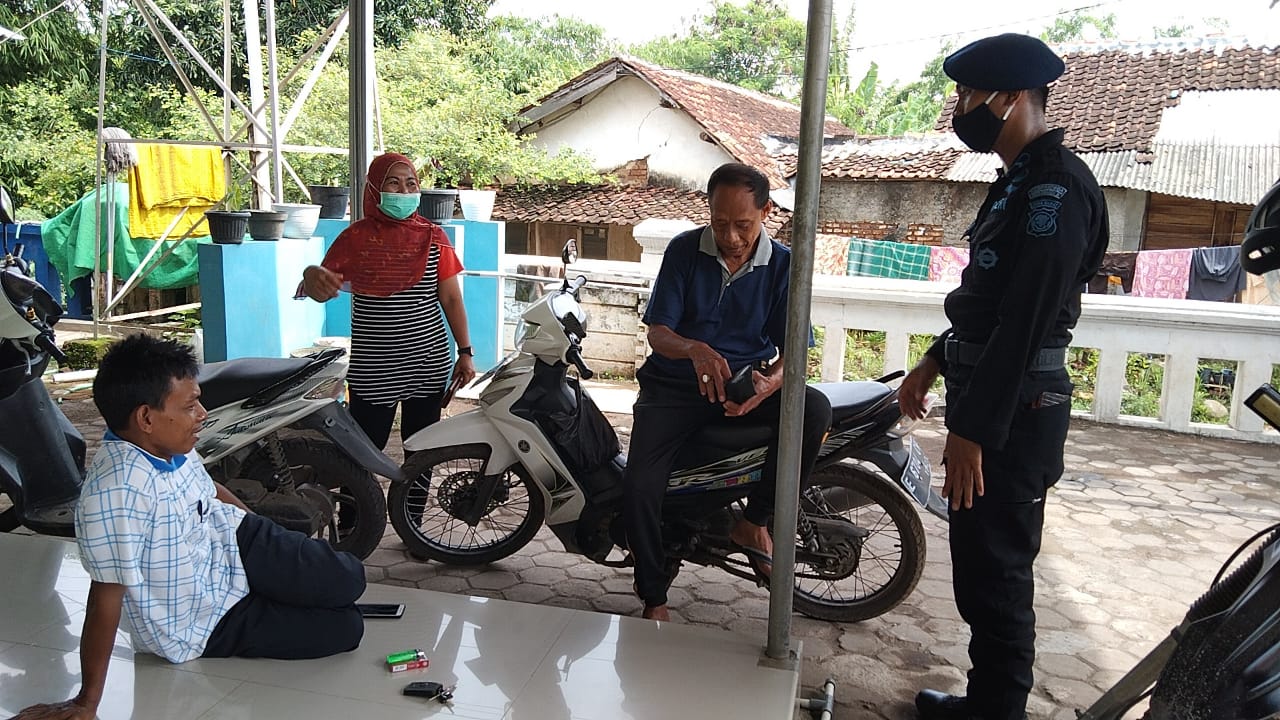 Personil Brimob Jabar Ajak Masyarakat Patuhi Protokol Kesehatan Cegah Penularan Cluster Baru