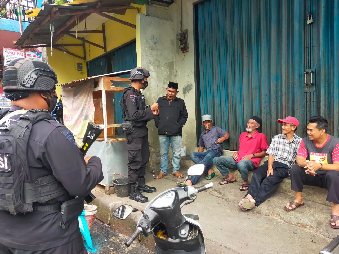 Menekan Laju Penularan Penyebaran virus Covid-19 Satuan Brimob Jabar Terus Edukasi Masyarakat