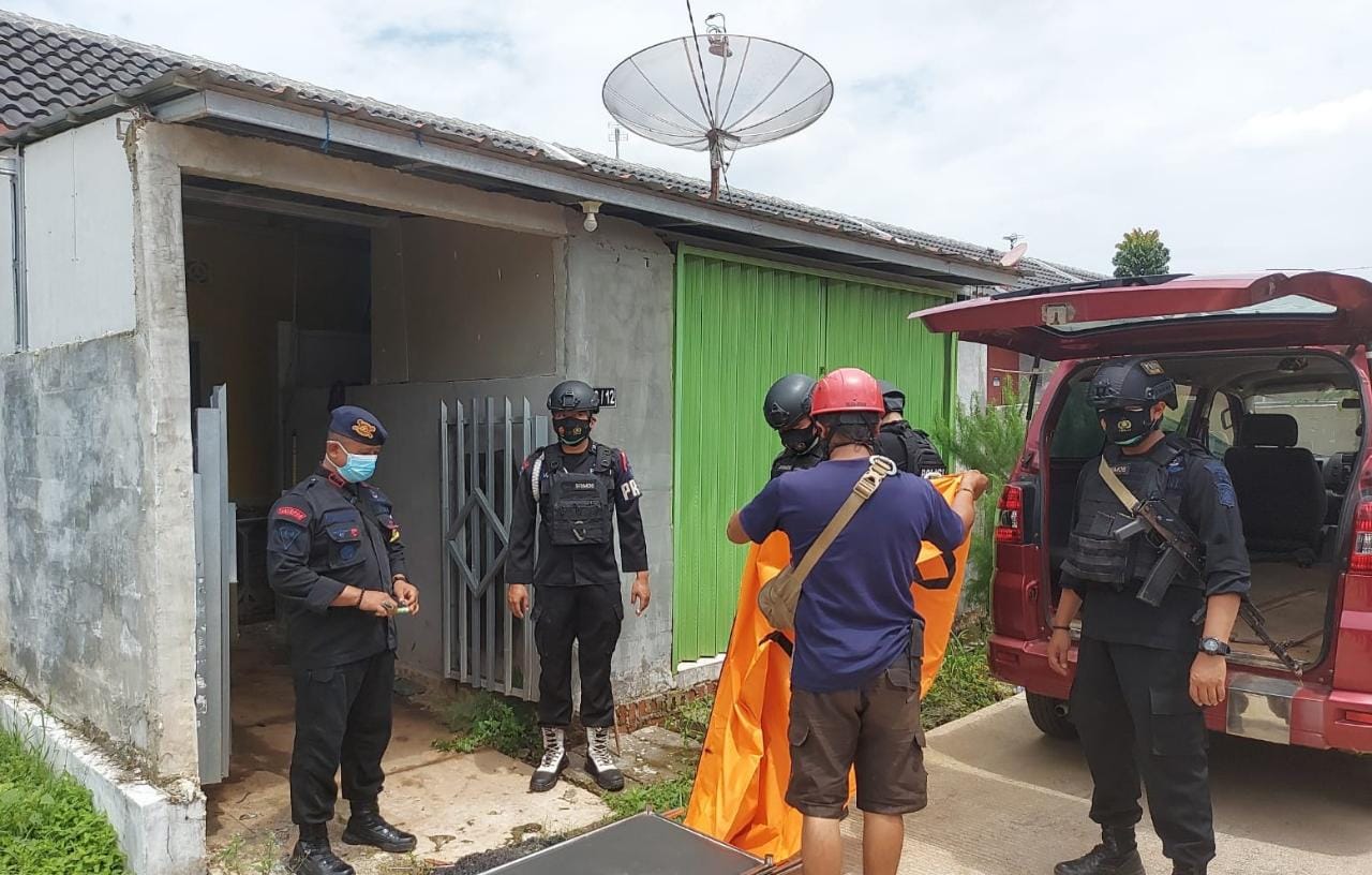 Brimob Jabar Bantu Evakuasi Korban Yang Meninggal Di Dalam Rumah
