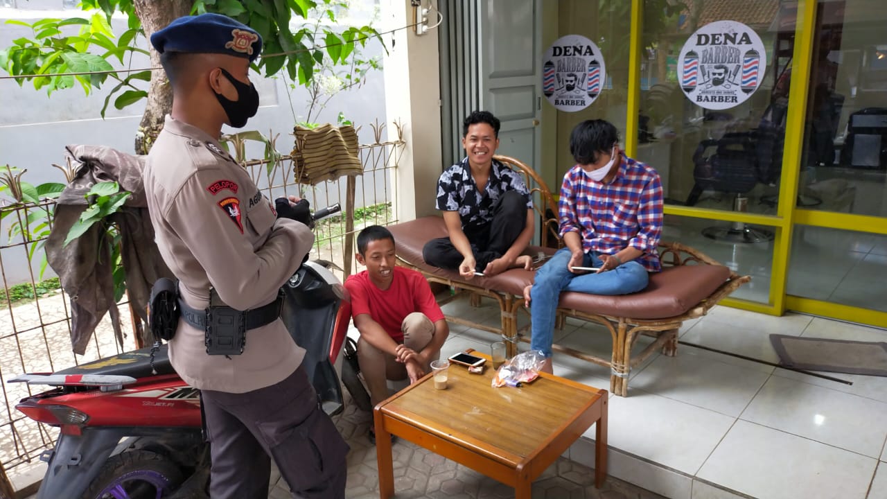Anggota Brimob Polda Jabar Ajak Warga Agar Disiplin Dalam Menggunakan Masker