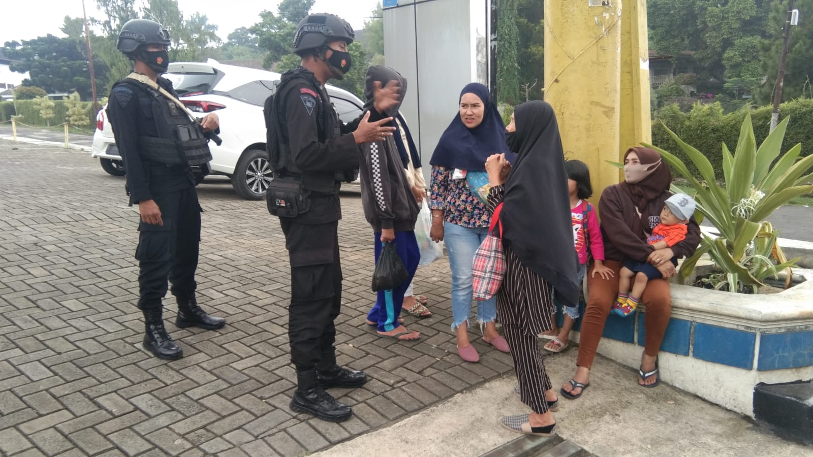 Brimob Jabar Ingatkan Masyarakat Cipanas Selalu Waspada Terhadap Penyebaran Covid-19 