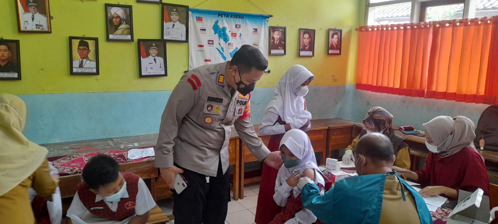 Kabid Humas Polda Jabar : Polisi Pantau Vaksinasi Anak Di SDN Korpri 02