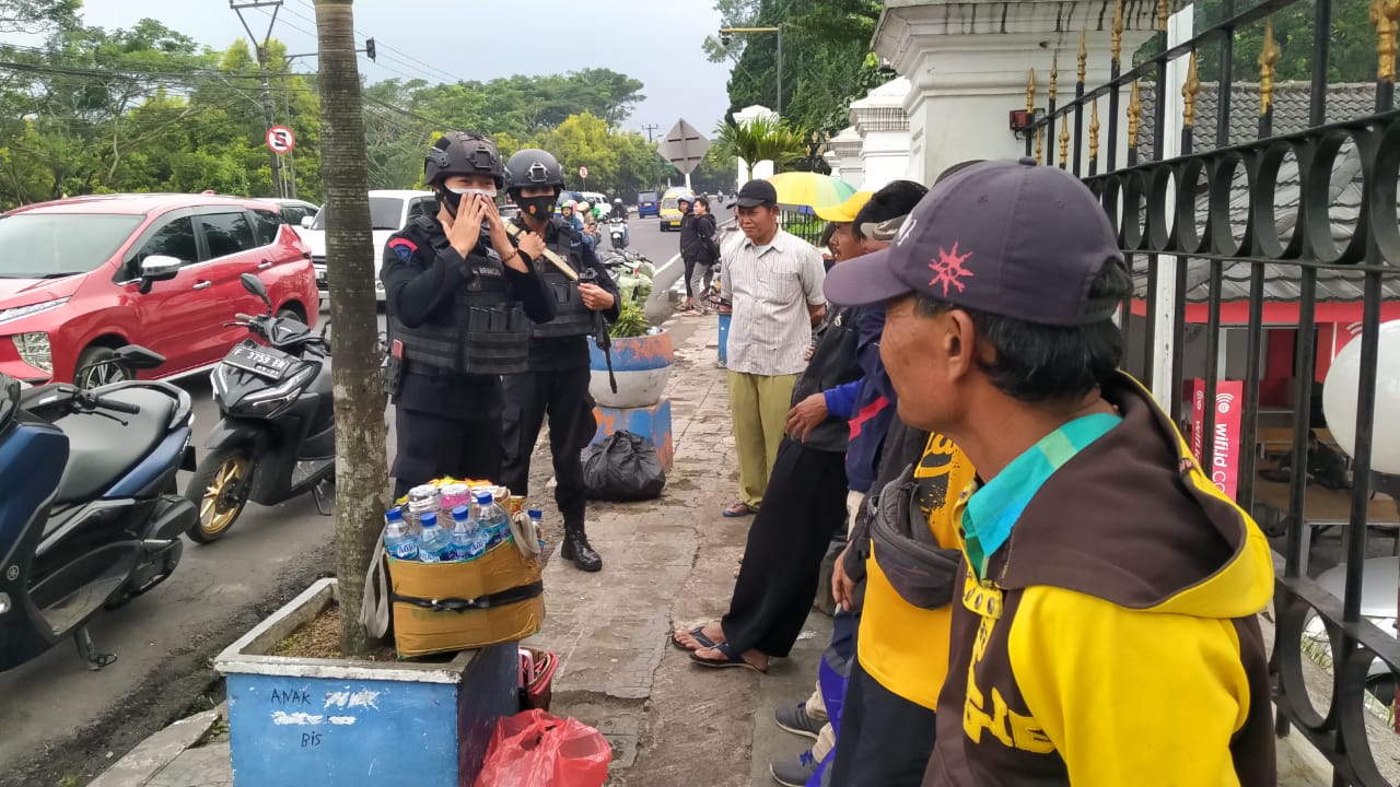 Anggota Brimob Jabar Berikan Himbauan Protokol Kesehatan Dan Pesan-pesan Kamtibmas 