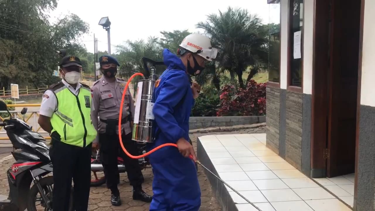 Peduli Kesehatan, Brimob Jabar Semprotkan Disinfektan BGG Jatinangor