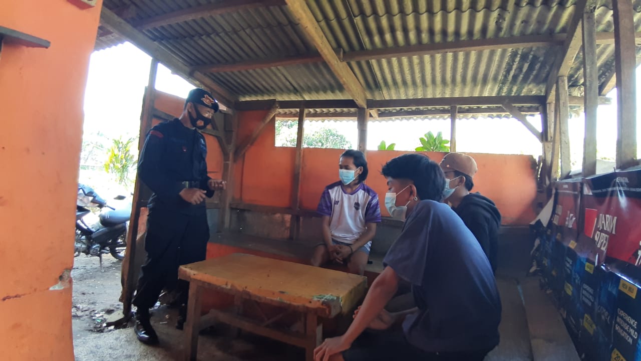 Anggota Brimob Polda Jabar Patroli Dialogis Penanganan Penyebaran Virus Covid-19 