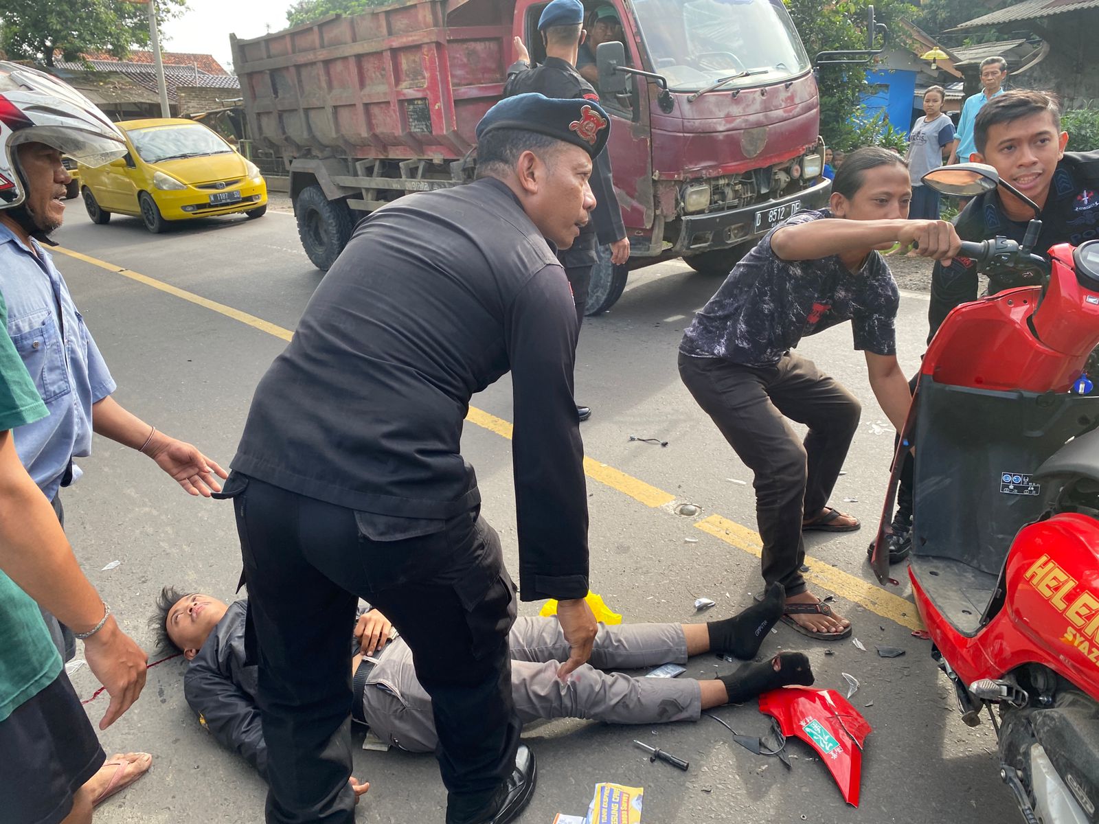 Personel Gegana Brimob Polda Jabar Bantu Warga Korban Kecelakaan