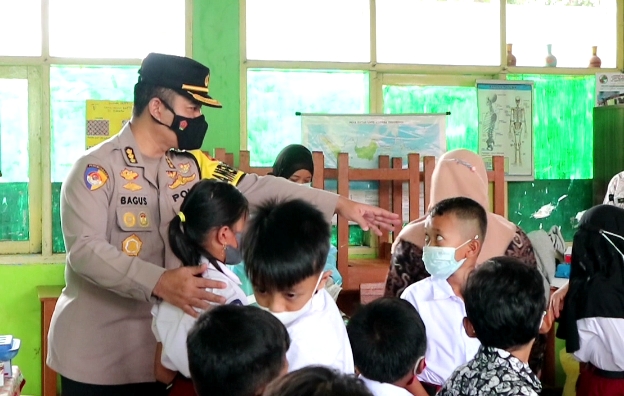 Kabid Humas Polda Jabar : Gebyar Vaksinasi Presisi, Ribuan Anak Usia 6 Tahun Divaksin Di Cikancung