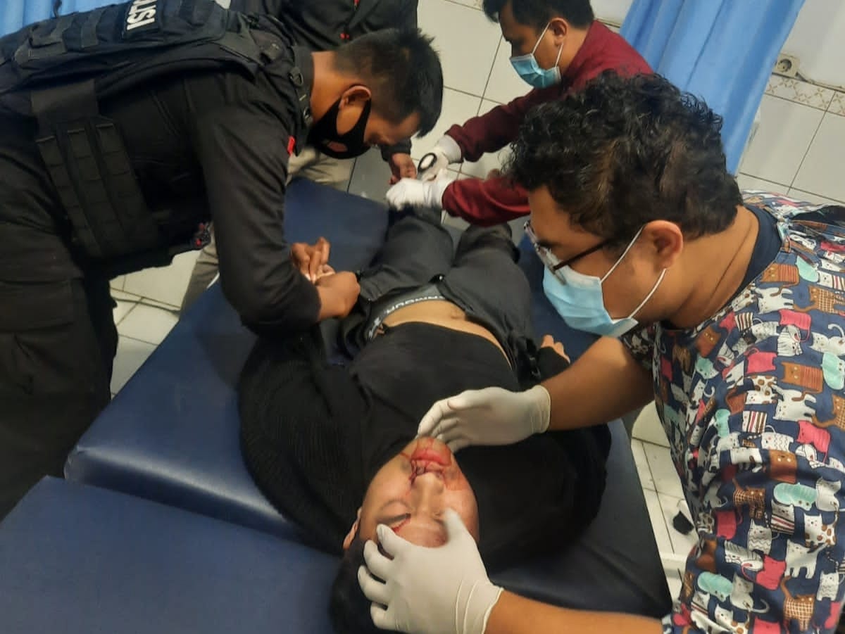 Korban Laka Lantas Dibantu Piket Jaga Mako Dan Di Bawa Ke Klinik Sespim Polri