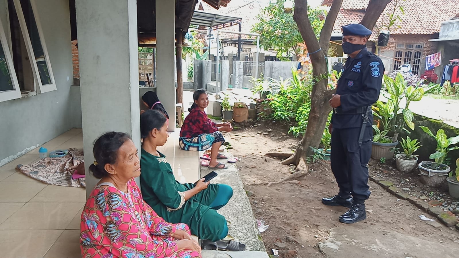 Brimob Jabar Laksanakan Patroli Rutin Untuk Sosialisasikan Penegakkan Protokol Kesehatan