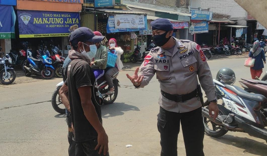 Anggota Brimob Jabar Ingatkan Masyarakat Selalu Memakai Masker Di Setiap Kegiatan
