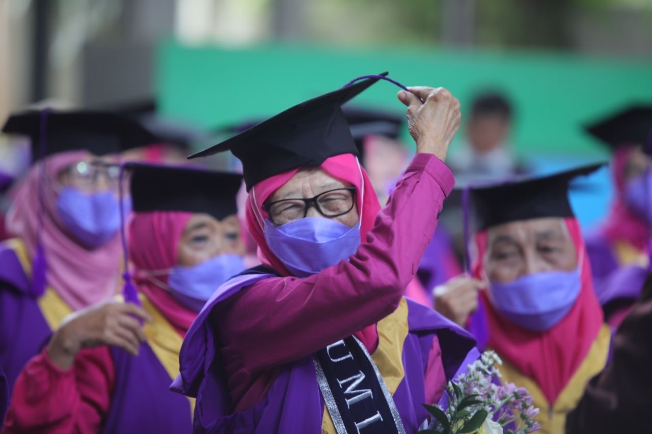 Sebanyak 160 Siswa Angkatan Pertama Sekolah Lansia di Padepokan Mayang Sunda Kota Bandung Wisuda Hari Ini