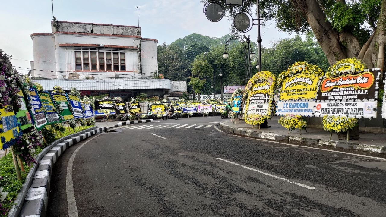 Bandung Berduka, Ratusan Karangan Bunga Iringi Kepergian Mang Oded