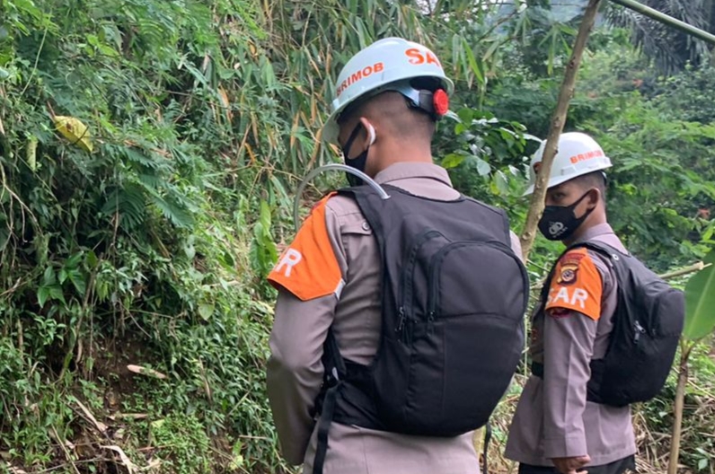 Antisipasi Pergerakan Tanah, Patroli SAR Brimob Jabar Pantau Tebing Rawan Longsor 