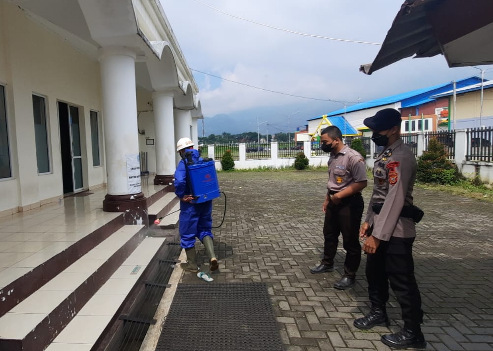 Beri Kenyamanan Jamaah Masjid Gelora Ciateul, Brimob Jabar Laksanakan Penyemprotan Disinfektan