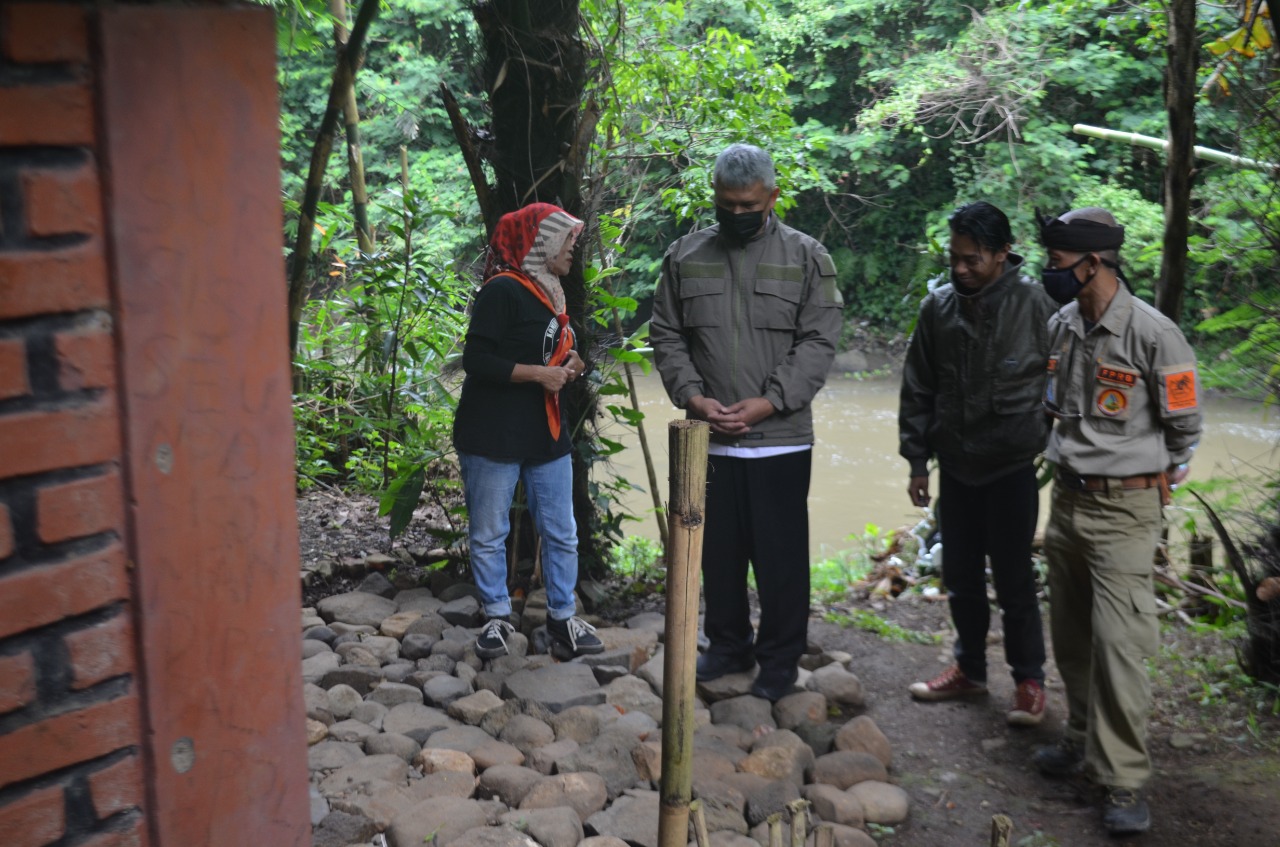 Simbolis Penyatuan Air Minum Dengan Sungai Cikapundung Dalam Tema ‘Terimakasih Tanah Air-ku’