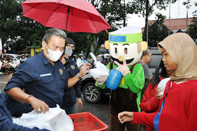 Minggu ke 3 Ramadhan 1443 H, PWI, IKWI, dan SMSI Bagikan Ratusan Takjil