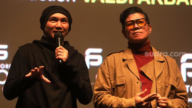 Penyanyi Anji (kiri) dan Andika Mahesa memberikan sambutan saat acara rilis music video 'Terhukum Rindu' di Epicentrum XXI, Jakarta