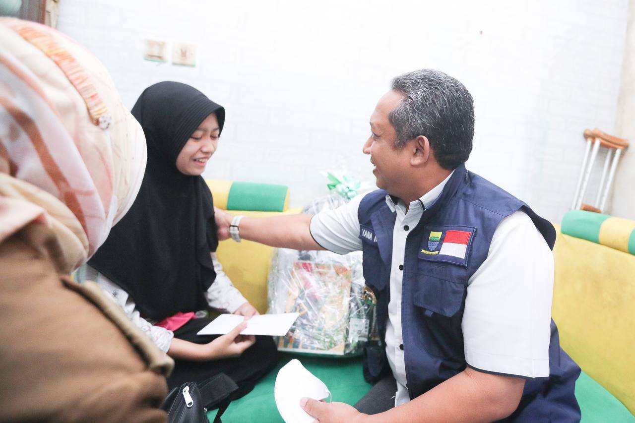 Kunjungi Remaja Amputasi, Yana Beri motivasi dan Bantuan