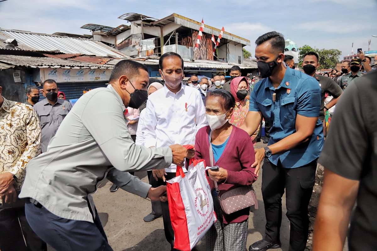 Jokowi Serahkan Bantuan Sembako dan Modal Usaha untuk 100 PKH Kota Bandung