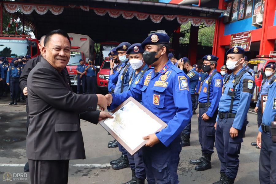 Ketua DPRD Jabar Berikan Piagam Penghargaan Kepada Diskar PB Kota Bandung