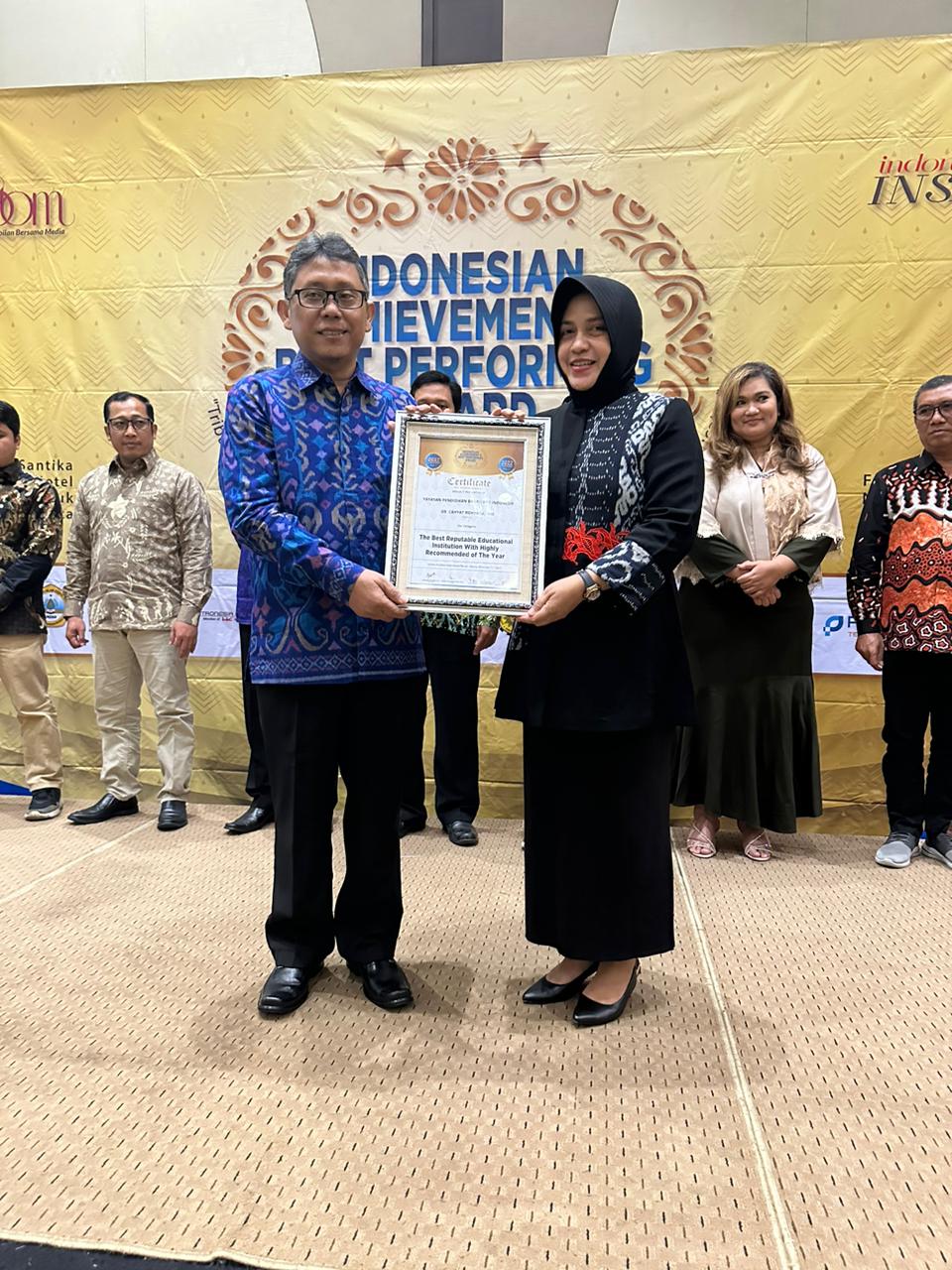 YPBPI Raih Penghargaan The Best Reputable Educational Institution Highly Recommended of The Year