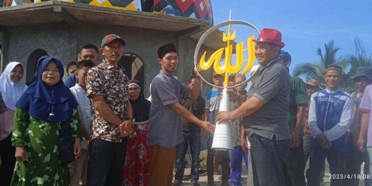 Dadan Tri Yudianto Bantu Kubah Masjid Al-Ishlah Cipariuk Kecamatan Salopa
