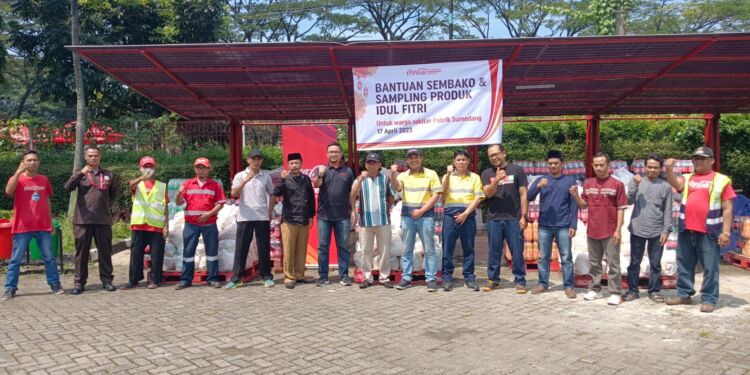 Tebar Ramadan Berkah, CCEP Indonesia Bagikan Ribuan Paket Lebaran  untuk Warga Sekitar Pabrik di Jawa Barat