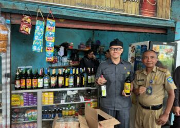 Langgar Perda Kota Bandung Nomor 11 tahun 2010, Edwin Senjaya Razia Toko Penjual Miras Ilegal di Wilayah Kelurahan Karasak