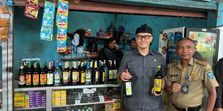 Langgar Perda Kota Bandung Nomor 11 tahun 2010, Edwin Senjaya Razia Toko Penjual Miras Ilegal di Wilayah Kelurahan Karasak