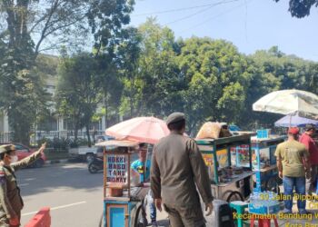 Berikan Efek Jera, Satpol PP Seret Para PKL ke Meja Hijau