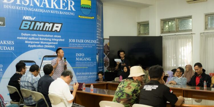 Peringati May Day, Disnaker dan Forum Komunikasi Serikat Pekerja Gelar Bakti Sosial