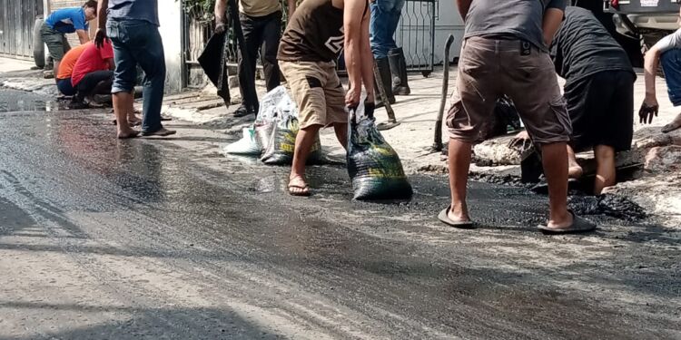 Masyarakat RW 14 Babakan Sari I Gotong Royong Bersihkan Selokan