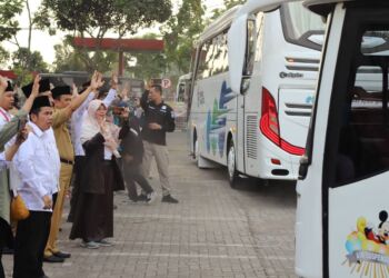Salmiah Rambe Lepas Keberangkatan Jemaah Haji Kloter 16 di Halaman Mapolda Jawa Barat