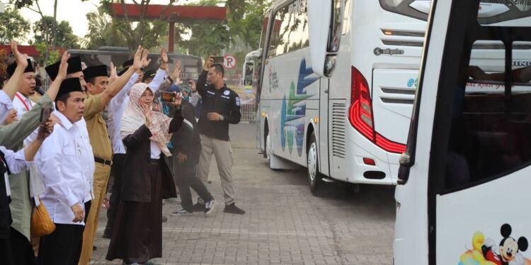 Salmiah Rambe Lepas Keberangkatan Jemaah Haji Kloter 16 di Halaman Mapolda Jawa Barat