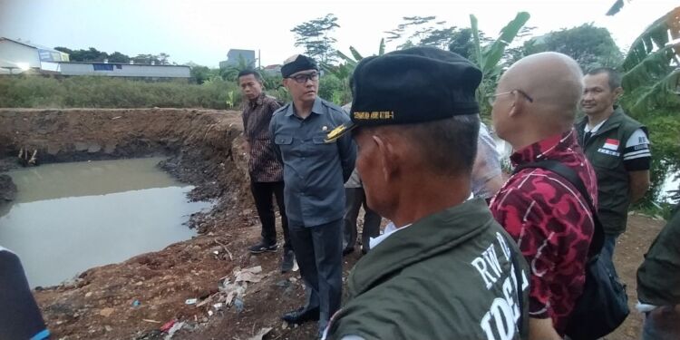 Edwin Senjaya Hadiri Pelantikan Pengurus RW 12 Derwati dan Tinjau Kolam Retensi