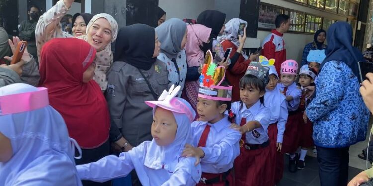 Kenalkan Lingkungan Sekolah, SDN 062 Ciujung Gelar Makan Bersama
