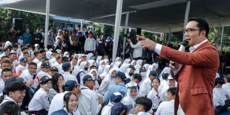 Ridwan Kamil Buka PLS SMA, SMK, dan SLB Jabar Tahun 2023 di SMKN 12 Bandung