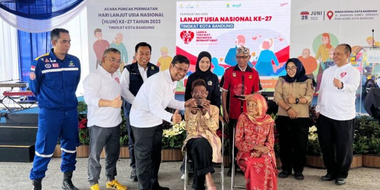 Tedy Rusmawan Beri Penghargaan Lansia Tertua Kota Bandung