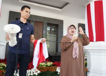 Semarak HUT ke-78 RI, Sekretariat DPRD Jawa Barat Bagi-bagi 2000 Bendera Merah Putih