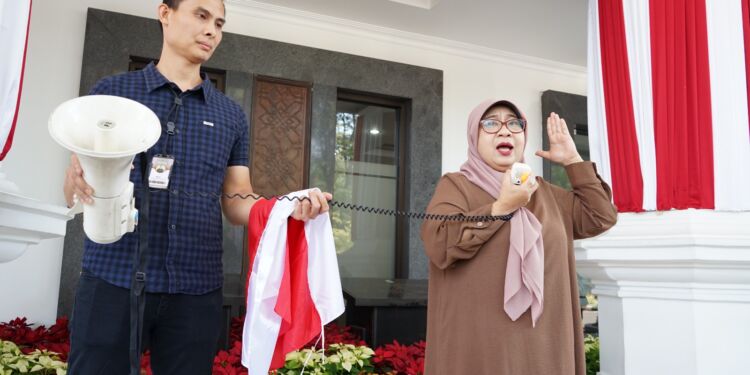 Semarak HUT ke-78 RI, Sekretariat DPRD Jawa Barat Bagi-bagi 2000 Bendera Merah Putih