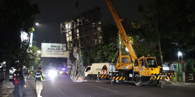 Terus Berlanjut, Satpol PP Kota Bandung Kembali Tertibkan Reklame di Jalan Ahmad Yani