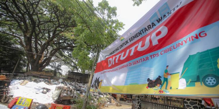 Pemkot Targetkan 2 Hari Bereskan Ratusan Ton Sampah di TPS Taman Cibeunying