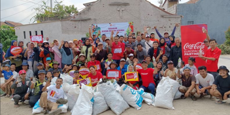 Coca-Cola Europacific Partners Indonesia Ingatkan Pentingnya Pilah Sampah Melalui Aksi Bersih-bersih Serentak di 10 Kota